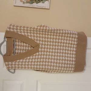 In great condition V Neck sweater vest tunic,  70% Acrylic, 30% cotton
